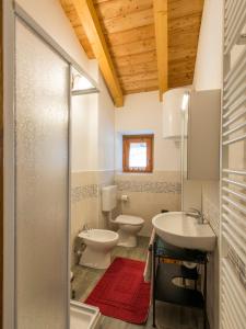 een badkamer met 2 toiletten, een wastafel en een douche bij Appartements Moraine Enchantée - CIR 82 CIR 83 in Aosta