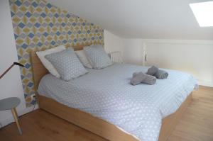 um quarto com uma cama com duas toalhas em Le balcon de la Conche em Royan