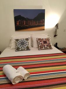 1 dormitorio con 1 cama con alfombra colorida en Studio2 Rio Beira Mar en Río de Janeiro