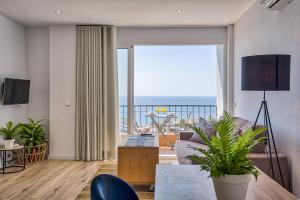 uma sala de estar com vista para o oceano em Sur Suites Perla 6 - 2 em Fuengirola