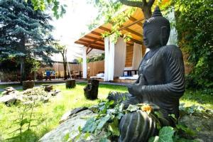 Buddha Residence في شوبرون: a statue of aitingitimentative impresentative