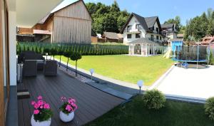 a view of a backyard with a house at Willa Wójcik Apartamenty i Pokoje in Sromowce Niżne