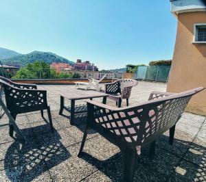 3 sillas y una mesa en el techo en Appartamento con terrazzo zona ospedale civile, en Brescia