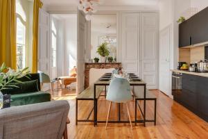 a kitchen and living room with a table and chairs at NOCNOC-Grand Place-La Perle in Lille