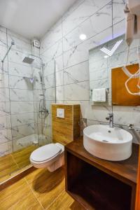 ウルツィニにあるDragovoja Lux Apartments & Roomsの洗面台とトイレ付きのバスルーム +73枚の写真