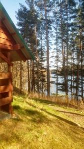 uma vista para a água do lado de uma casa em Domek Ostróda em Ostróda