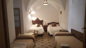 - une chambre avec 3 lits dans une chambre avec 2 lits dans l'établissement Casa de pueblo Montenegro, à Zalamea de la Serena 49 autres photos