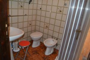 a small bathroom with two toilets and a sink at Aritzo appartamento romantico in Aritzo