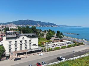オルドゥにあるAktug Elegance Hotelの水辺の大きな白い建物