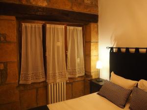 מיטה או מיטות בחדר ב-Piso con encanto en la parte vieja.