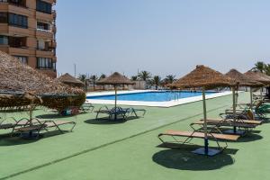 Bazén v ubytování Sur Suites Palmeras nebo v jeho okolí