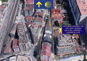 Un mapa de una ciudad con una flecha amarilla en Albergue Camino Santiago Porriño - En Pleno Centro - City Centre, en Porriño