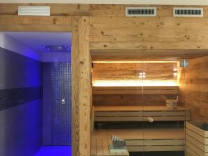 een kamer met een sauna met een glazen wand bij Seia Mountain Wellness in Mezzolago