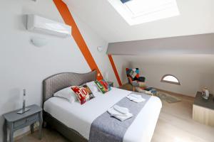 a bedroom with a bed and a skylight at Le Porta 5 in Albi
