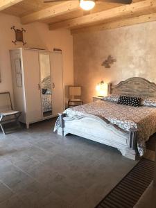sypialnia z dużym łóżkiem w pokoju w obiekcie B&b Il Rustico w mieście Sestri Levante