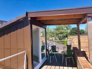 eine Terrasse mit Markise und Stühlen auf einem Haus in der Unterkunft Le Loft des Musiciens in Mulhouse