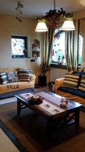 uma sala de estar com um sofá e uma mesa de centro em Casa tipica valdostana em Aosta