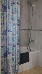 a shower curtain in a bathroom with a tub at Apartamento Centro , Playa Costa Brava y Barcelona in Malgrat de Mar