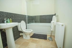 Bilik mandi di Lake View Apartment