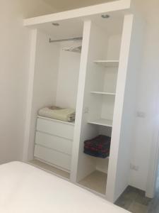 szafa z białymi ścianami i białymi półkami w obiekcie Peschici Appartamento Vacanze w mieście Peschici