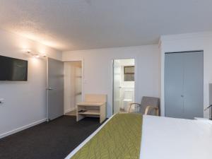 a hotel room with a large bed and a desk at Queen Street Studios in Richmond