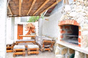 un patio con chimenea de piedra con mesa y sillas en CASA VACACIONAL TANiA, en Salinas