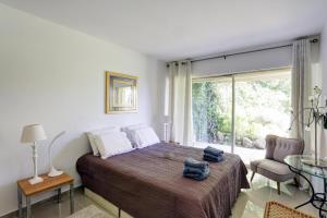 Foto dalla galleria di Appartement - villa Le Saint Georges avec superbe jardin et vue mer panoramique a Cannes