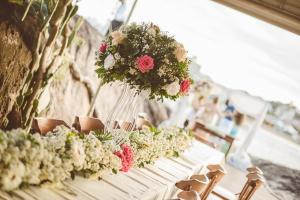 a table with a vase of flowers on it at Pousada Recanto da Pedra in Iriri