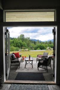 una puerta corredera de cristal con vistas al patio en Valley View, en Lake Cowichan