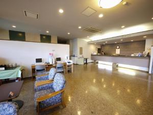 um átrio com uma sala de espera com cadeiras e um balcão em Hotel Route-Inn Shimada Ekimae em Shimada