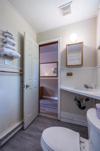 Kylpyhuone majoituspaikassa Long Sault Motel