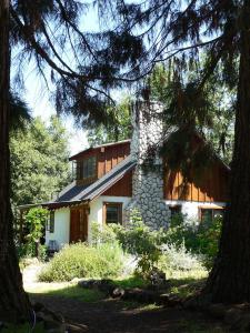 une maison au milieu de quelques arbres dans l'établissement Yosemite Rose Bed and Breakfast, à Groveland