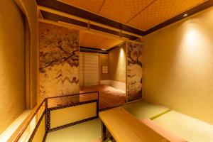 东京cyashitsu ryokan asakusa的一间小房间,设有两张双层床和一间卧室