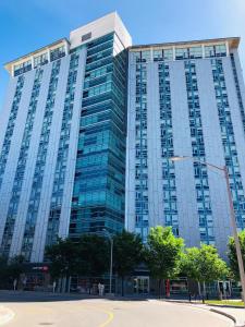 un gran edificio de oficinas con muchas ventanas en Residence & Conference Centre - Calgary, en Calgary
