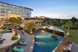 eine Luftansicht eines Hotels mit Pool in der Unterkunft Swiss-Belresort Pecatu in Uluwatu