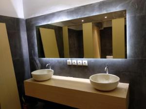 Ett badrum på XOXO Kuta Legian Hostel
