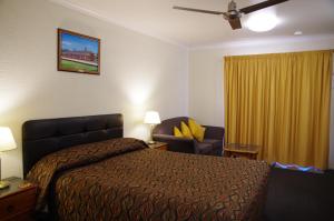Postel nebo postele na pokoji v ubytování Stannum Lodge Motor Inn