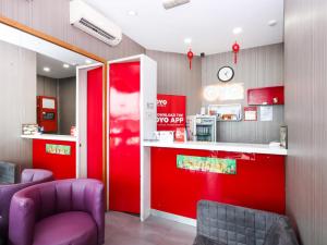 a restaurant with a red counter and purple chairs at Super OYO 340 Comfort Hotel in Kampong Batu Belah