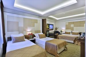 מיטה או מיטות בחדר ב-Grand Sagcanlar Hotel