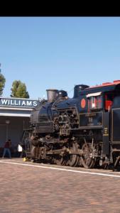 Ein schwarzer Zug sitzt auf den Gleisen in der Unterkunft Westerner Motel in Williams