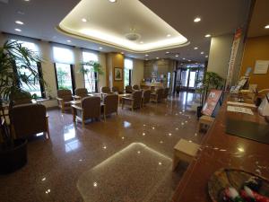 uma sala de espera com cadeiras e mesas num edifício em Hotel Route-Inn Sakata em Sakata