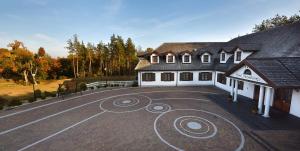 budynek z boiskiem do koszykówki przed nim w obiekcie Hotel Nowodwory w mieście Ciechanowiec