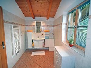 baño con lavabo, espejo y ventanas en Ferienhaus Flatscher, en Lofer