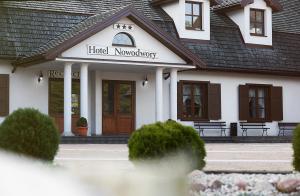 budynek z znakiem monopolowym hotelu w obiekcie Hotel Nowodwory w mieście Ciechanowiec