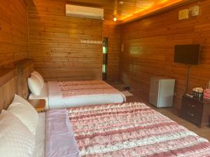 A bed or beds in a room at 杉林松境休閒農場