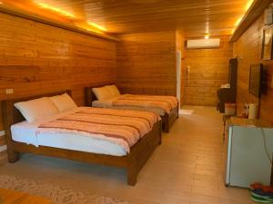 A bed or beds in a room at 杉林松境休閒農場