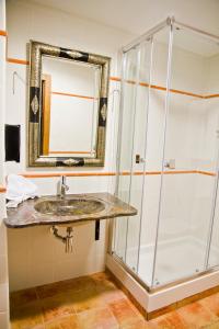 un baño con lavabo y ducha en Hotel Plaza, en Cuenca 31 fotos más