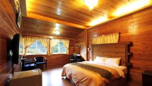 A bed or beds in a room at 杉林松境休閒農場