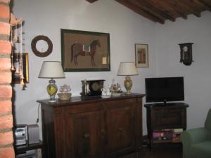 A television and/or entertainment centre at Casale Le Borghe - Montalcino,Toscana