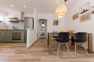 Kuchyň nebo kuchyňský kout v ubytování Apartment Lara